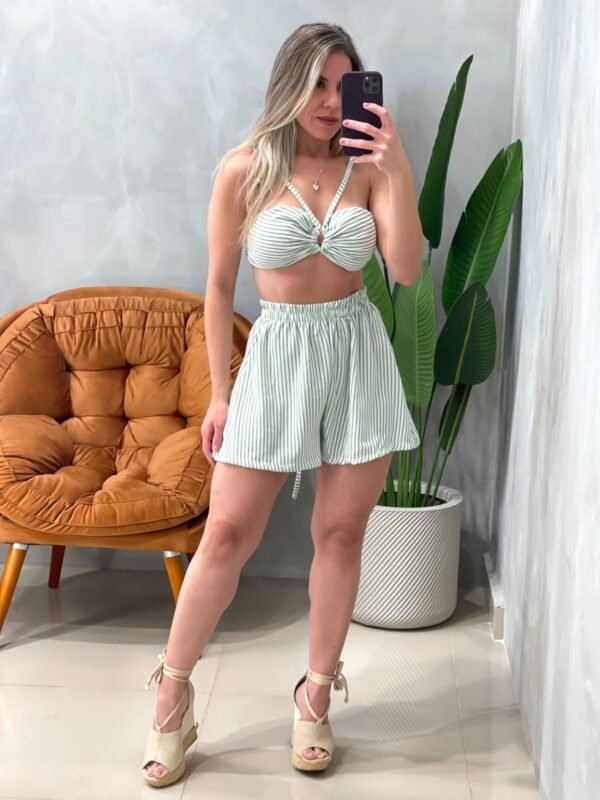 Conjunto em Crepe Shorts e Cropped com Amarração