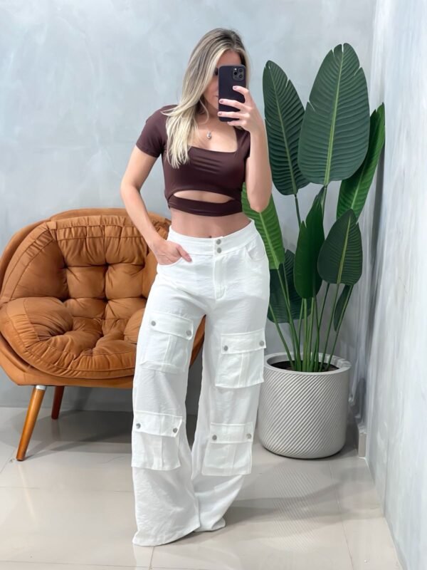 Cropped Manga Curta Decote Quadrado com Recorte