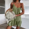 Vestido Curto Fluído, sem Mangas, com Alça e Decote