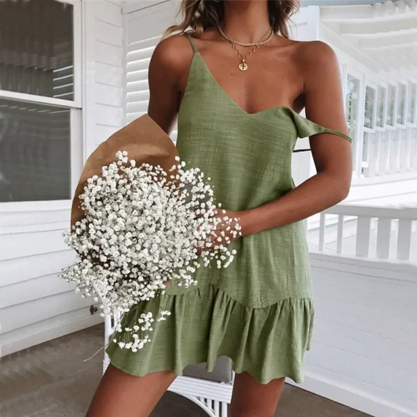 Vestido Curto Fluído, sem Mangas, com Alça e Decote