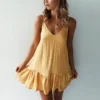Vestido Curto Fluído, sem Mangas, com Alça e Decote
