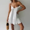 Vestido Curto Fluído, sem Mangas, com Alça e Decote