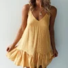 Vestido Curto Fluído, sem Mangas, com Alça e Decote