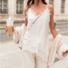S800965f788af4df491db2d349a807d10T.webp Top de Renda com Alças Finas, sem Mangas, Costas Abertas e Bainha Assimétrica