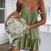 Vestido Curto Fluído, sem Mangas, com Alça e Decote