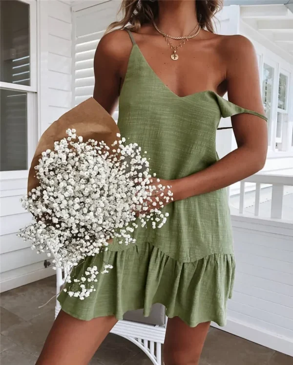 Vestido Curto Fluído, sem Mangas, com Alça e Decote
