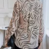 Camisa Feminina Bege Estampada de Cetim com Gola