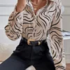 Camisa Feminina Bege Estampada de Cetim com Gola
