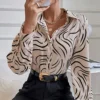 Camisa Feminina Bege Estampada de Cetim com Gola