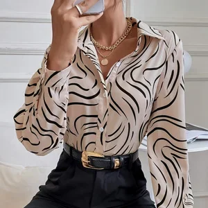 Camisa Feminina Bege Estampada de Cetim com Gola