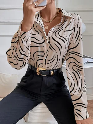 Camisa Feminina Bege Estampada de Cetim com Gola