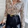 Camisa Feminina Bege Estampada de Cetim com Gola