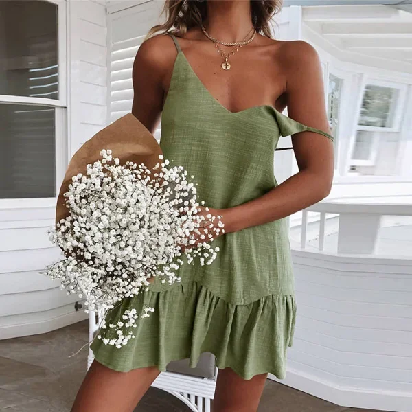 Vestido Curto Fluído, sem Mangas, com Alça e Decote