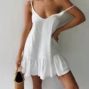 Vestido Curto Fluído, sem Mangas, com Alça e Decote