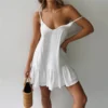 Vestido Curto Fluído, sem Mangas, com Alça e Decote