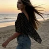 Blusa Tule Preta Estampada de Manga Curta Assimétrica