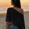 Blusa Tule Preta Estampada de Manga Curta Assimétrica