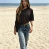 Blusa Tule Preta Estampada de Manga Curta Assimétrica